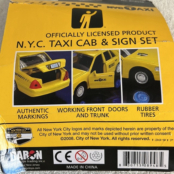 NIB NYC Taxi Cab & Sign Set from 2008 - Picture 2 of 5